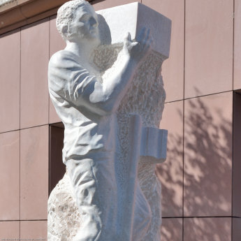 Hanauer Märchenpfad Skulptur Der Goldene Schlüssel