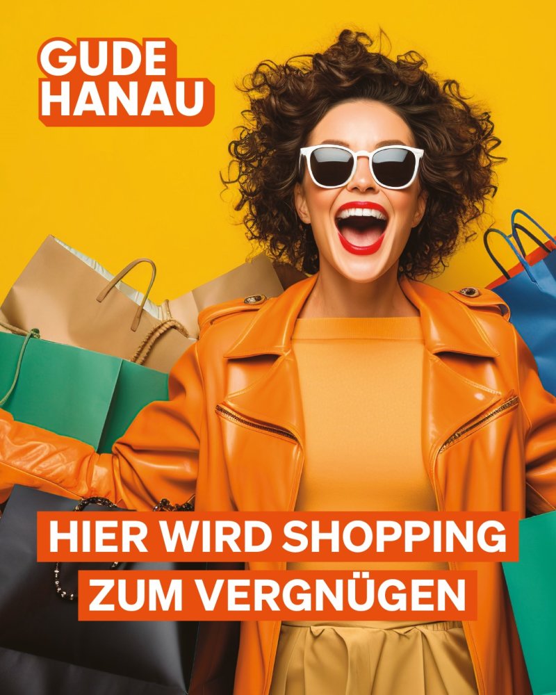 Lachende Frau mit vielen Shoppingtüten