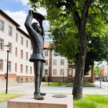 Hanauer Märchenpfad Skulptur Daumerling