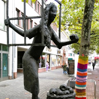 Hanauer Märchenpfad Skulptur Schneewittchen