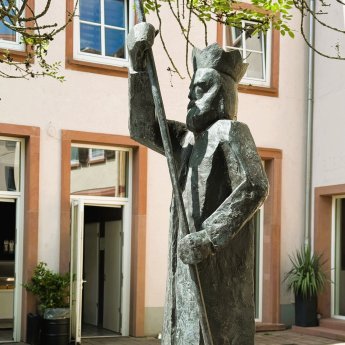 Hanauer Märchenpfad Skulptur Der Teufel mit den drei goldenen Haaren