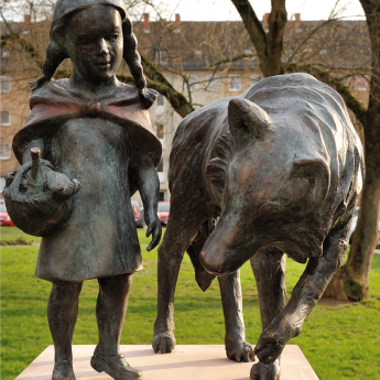 Hanauer Märchenpfad Skulptur Rotkäppchen und der Wolf